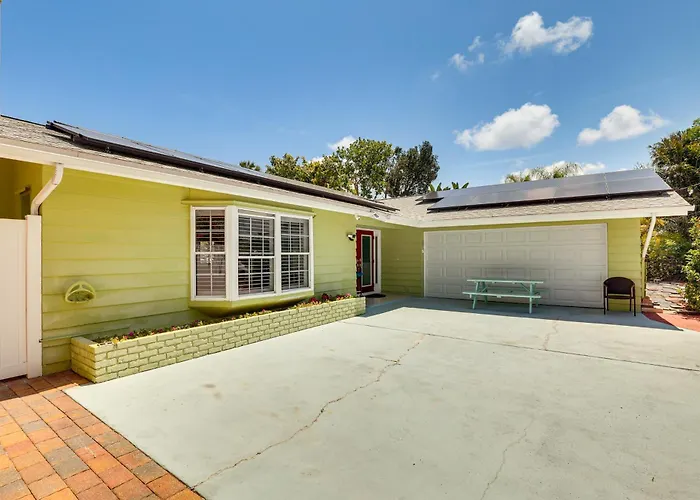 Waterfront Getaway W/ Pool & Dock - Walk To Beach! * Clearwater Beach