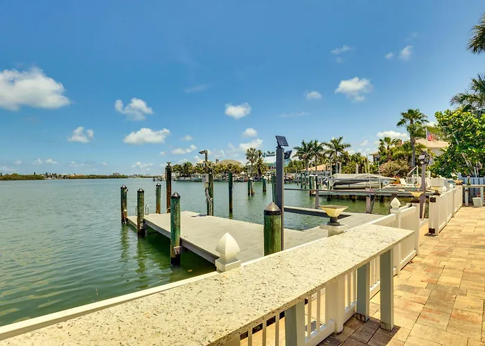 Waterfront Getaway W/ Pool & Dock - Walk To Beach! Clearwater Beach