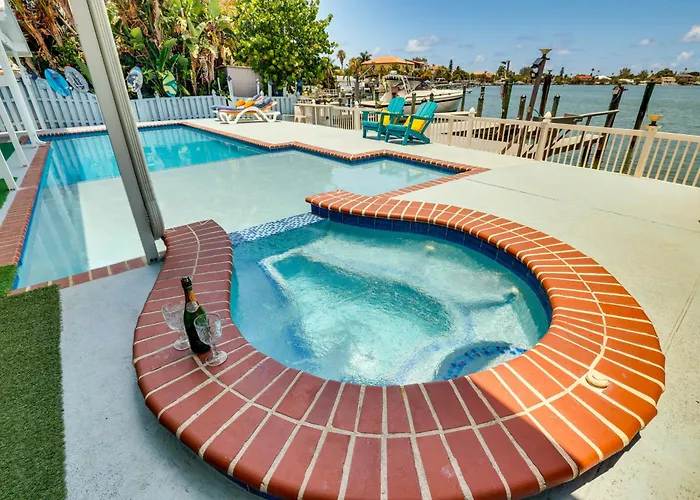 Waterfront Getaway W/ Pool & Dock - Walk To Beach! Clearwater Beach