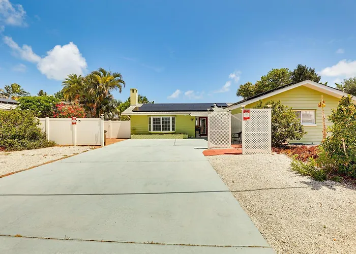 Waterfront Getaway W/ Pool & Dock - Walk To Beach! Holiday home Clearwater Beach