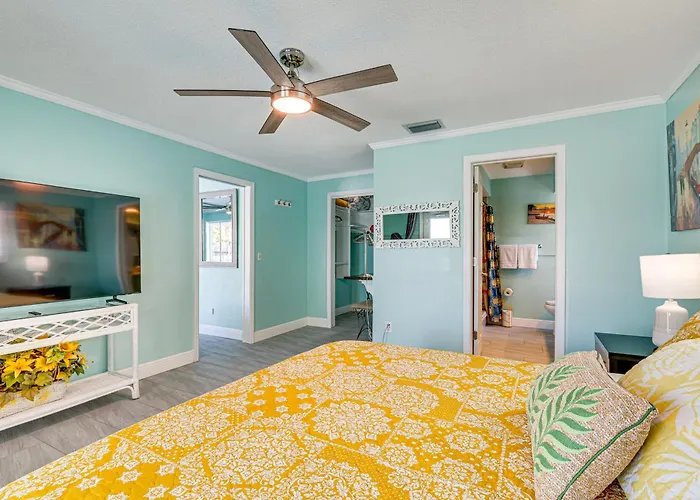 Waterfront Getaway W/ Pool & Dock - Walk To Beach! Clearwater Beach