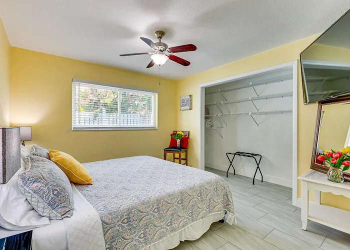 Waterfront Getaway W/ Pool & Dock - Walk To Beach! Clearwater Beach