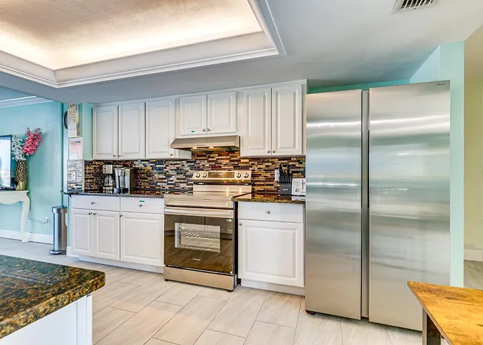 Waterfront Getaway W/ Pool & Dock - Walk To Beach! Clearwater Beach