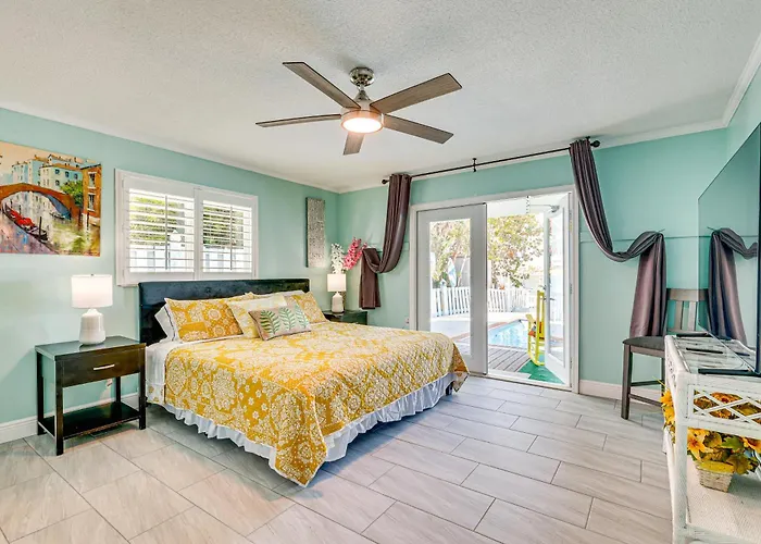 Waterfront Getaway W/ Pool & Dock - Walk To Beach! Clearwater Beach